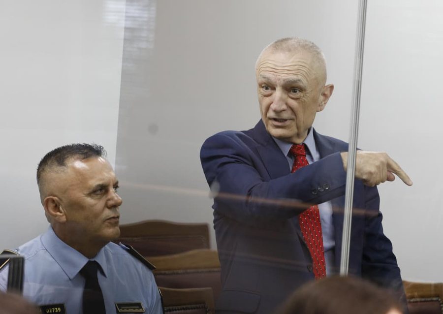 Seanca ndaj Met&euml;s, avokati k&euml;rkon pap&euml;rdorshm&euml;rin&euml; e