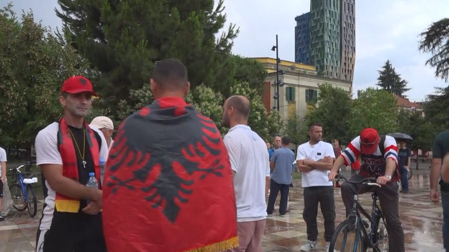 25 dit&euml; protest&euml;, k&euml;rkohet dor&euml;heqja e Ram&euml;s dhe qeveri