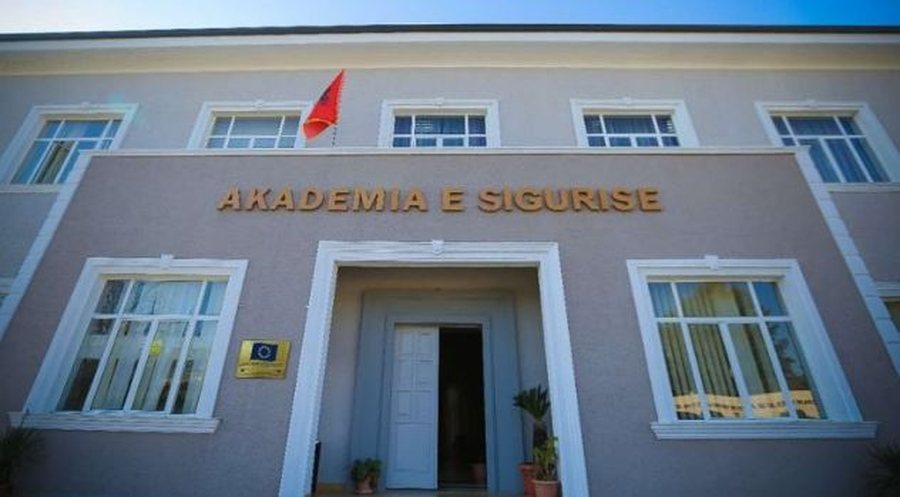 Helmohen s&euml;rish nga ushqimi 50 kursant&euml; t&euml; Akademis&euml;