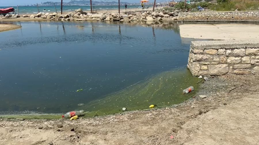 Uj&euml;rat e zeza derdhen n&euml; det pran&euml; plazhit publik n&euml;