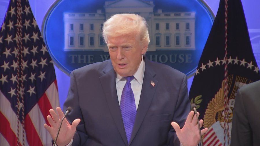 Grindje p&euml;r taks&euml;n e teknologjis&euml;, Trump k&euml;rc&euml;non