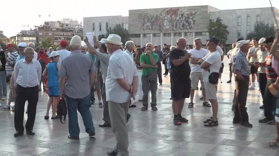 Protesta n&euml; dit&euml;n e 28-t&euml;, qytetar&euml;t grumbullohen para