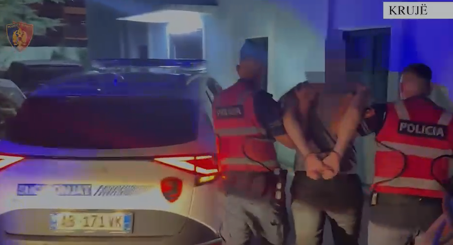 L&euml;vizte me pistolet&euml;, 31-vje&ccedil;ari bie n&euml; prangat e