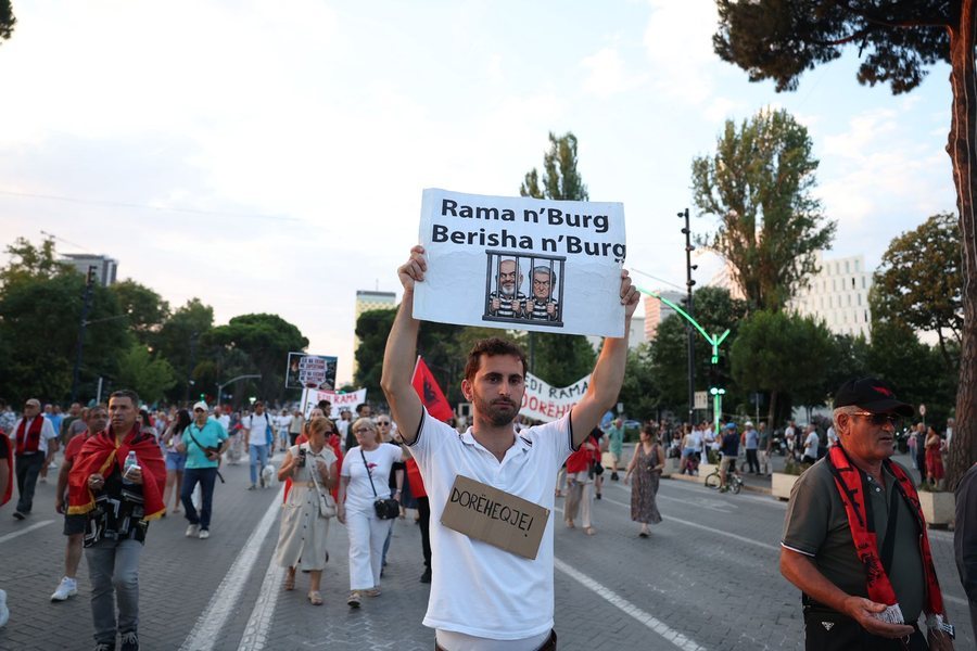 Nis dita e 29-t&euml; e protest&euml;s, qytetar&euml;t mblidhen para