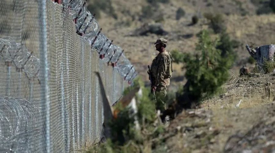 Pakistani nis sulme vdekjeprur&euml;se p&euml;rgjat&euml; kufirit afgan