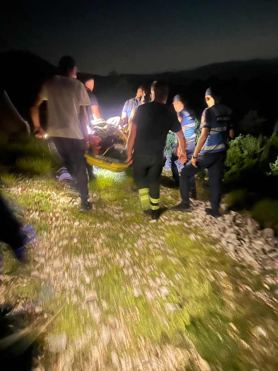 Gjendet pas mesnate personi q&euml; ra nga shk&euml;mbi teksa mblidhte bim&euml;