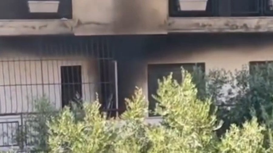 Zjarr nj&euml; nj&euml; pallat n&euml; Vlor&euml;