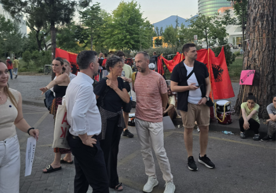 6 europarlamentar&euml; vizitojn&euml; protest&euml;n qytetare