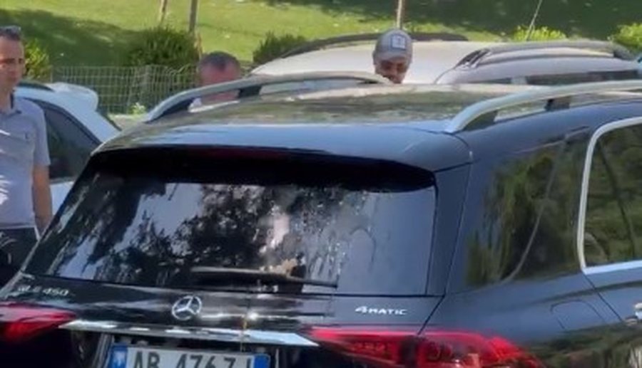 &ldquo;K&euml;tu e keni vendin&rdquo;, Protestuesit rrethojn&euml; Kuvendin,