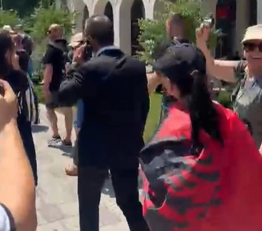 &ldquo;K&euml;tu e keni vendin&rdquo;, Protestuesit rrethojn&euml; Kuvendin,