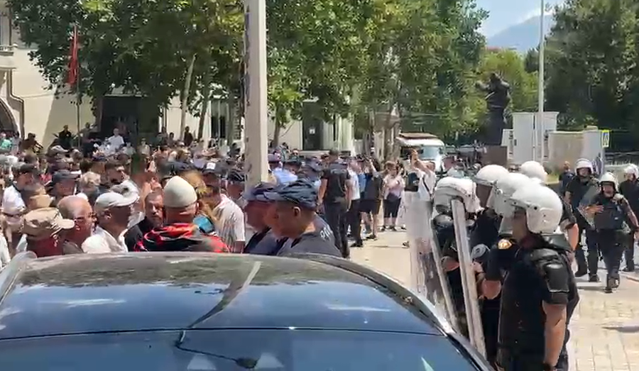 P&euml;rplasje mes policis&euml; dhe protestuesve para Parlamentit,