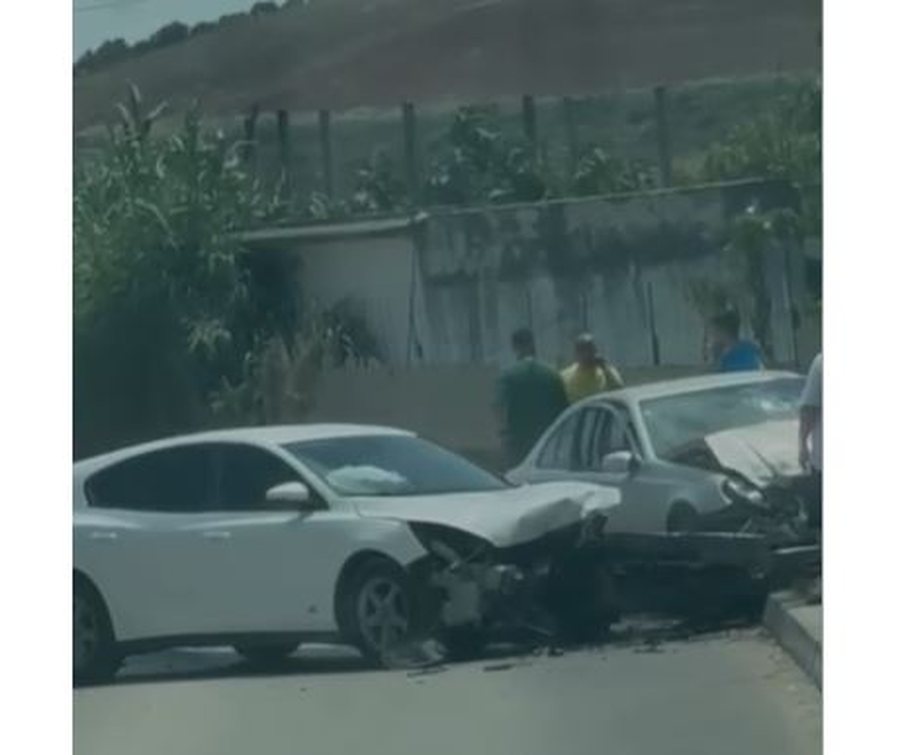 P&euml;rplasen dy automjete n&euml; aksin Vlor&euml;-Llakatund