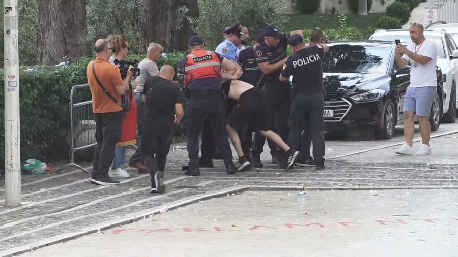 Përshkallëzohet tensioni para Parlamentit, shoqërohen disa