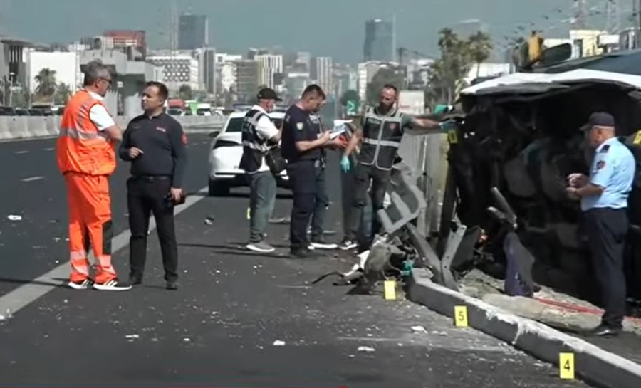 Aksidenti fatal n&euml; autostrad&euml;, furgoni ku humb&euml;n jet&euml;n 2
