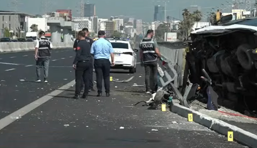 Aksidenti tragjik n&euml; autostrad&euml;n Durr&euml;s-Tiran&euml;, policia del