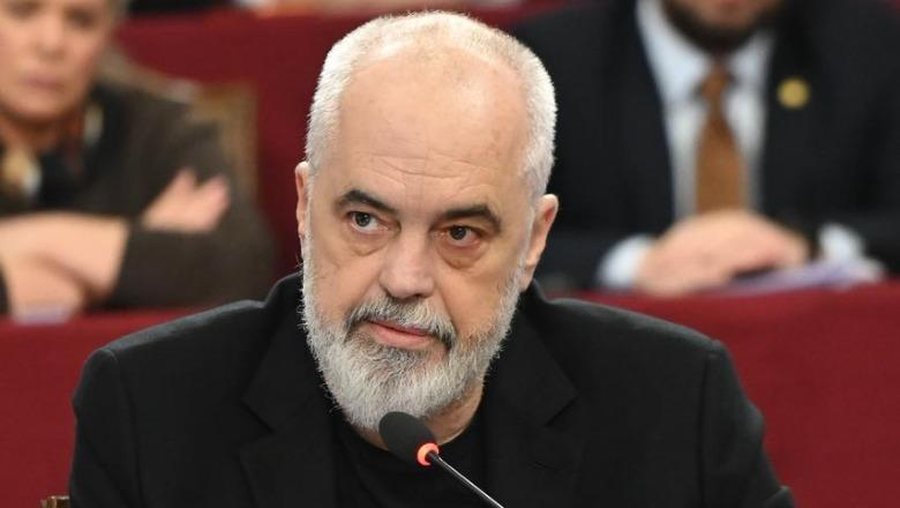 Rama reagon mbi protestuesit: Flamingot do marrin at&euml; q&euml;