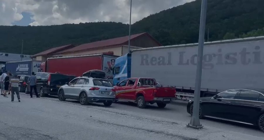 Bie sistemi dogan&euml;s greke, pritje prej 3 or&euml;sh n&euml; Kapshtic&euml;