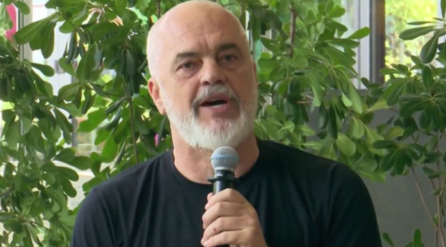 Goditja me vez&euml; ndaj makinave t&euml; deputet&euml;ve, reagon kryeministri
