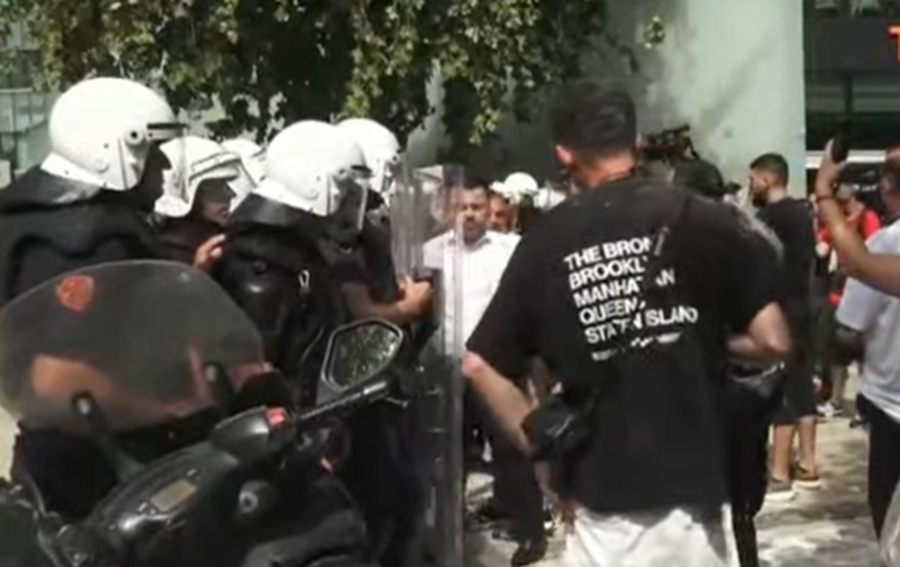 P&euml;rplasje mes protestuesve dhe policis&euml;, kaos para Parlamentit