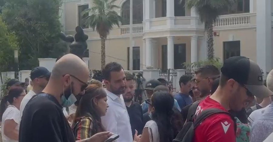 Tensionohet situata para Kuvendit, Lapaj u bashkohet protestuesve, ata i