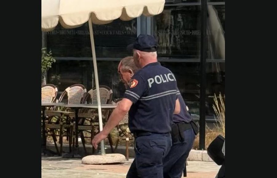 Balla poston foton e policit t&euml; gjakosur: Kush ngre dor&euml; ndaj