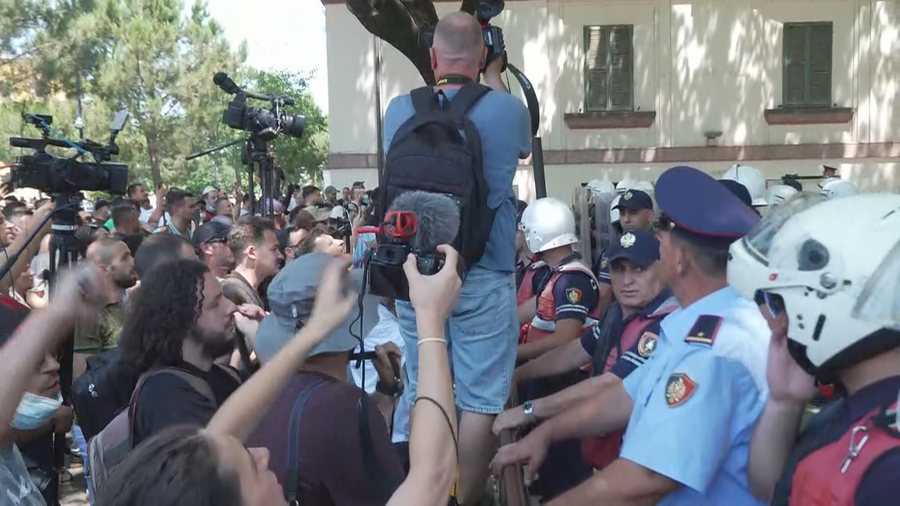 8 t&euml; shoq&euml;ruar dhe 3 efektiv&euml; t&euml; plagosur, protestuesit