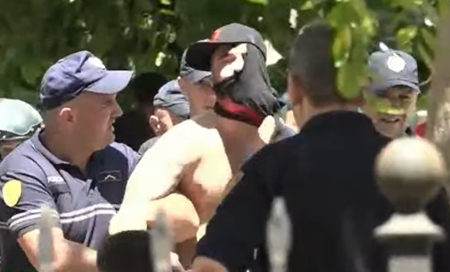 S&euml;rish p&euml;rplasje para Kuvendit. Policia hedh gaz lotsjell&euml;s dhe