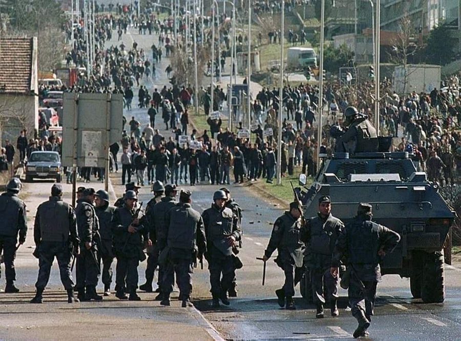 I &ccedil;menduri shpalli luft&euml; n&euml; Gazimestan, t&euml; men&ccedil;urit