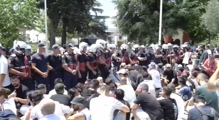 Protestues t&euml; shoq&euml;ruar, 9 polic&euml; t&euml; l&euml;nduar, protesta
