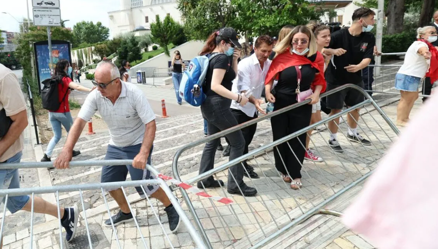 19 protestues t&euml; arrestuar, policia del me njoftim zyrtar
