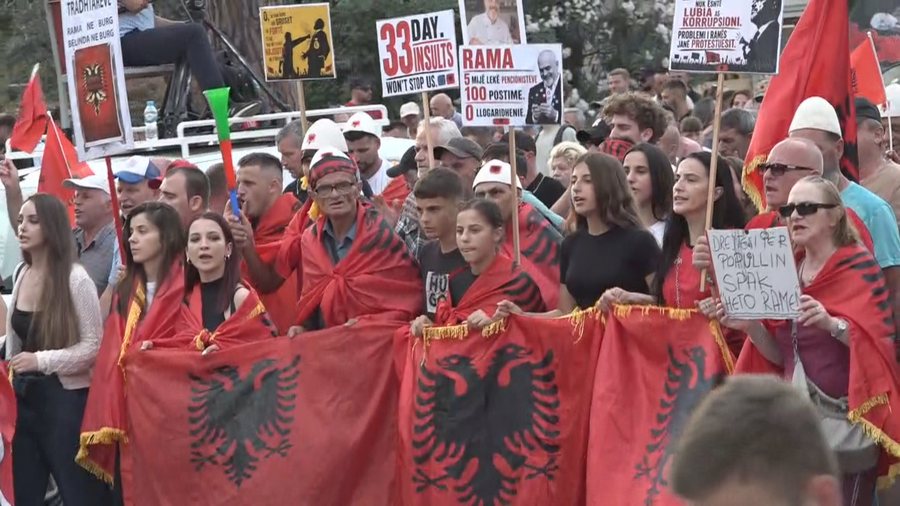 &ldquo;Lironi &ccedil;unat!&rdquo; Protesta e 33-t&euml;, qytetar&euml;t