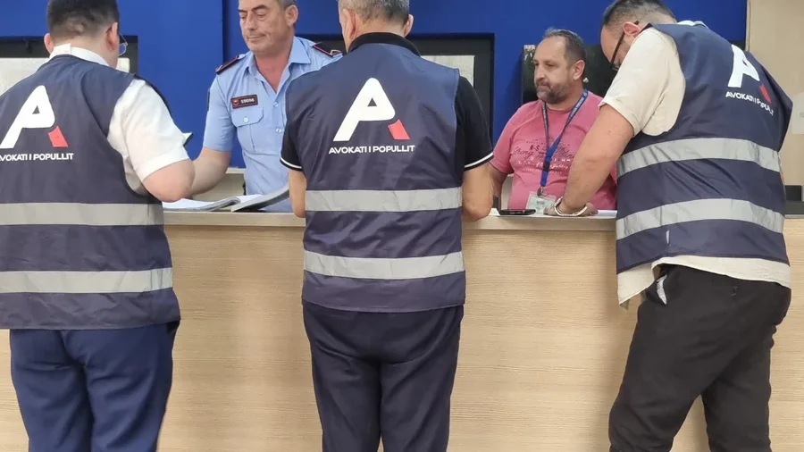 Pretendimet p&euml;r dhun&euml; ndaj nj&euml; protestuesi t&euml; arrestuar,
