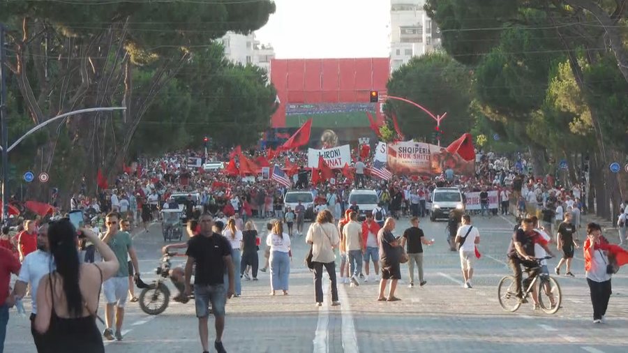 Protesta komb&euml;tare, prej 35 dit&euml;sh k&euml;rkohet largimi i