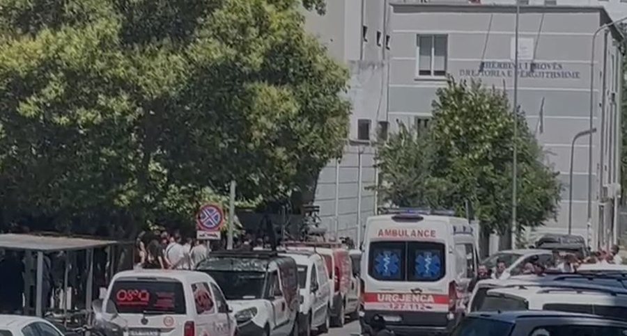 Protestuesi i ndaluar nuk u ndje mirë, mbërrin ambulanca në