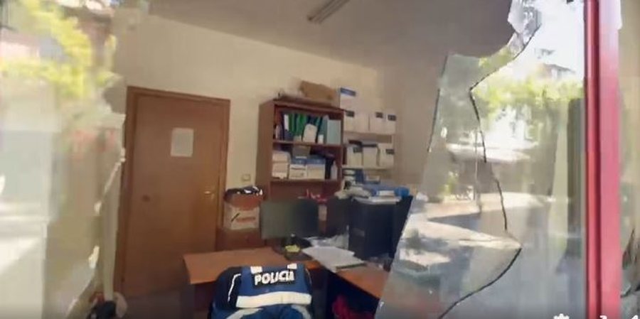 Lamallari ndan pamjet pas dhun&euml;s n&euml; komisariat: U nxit nga deklarata