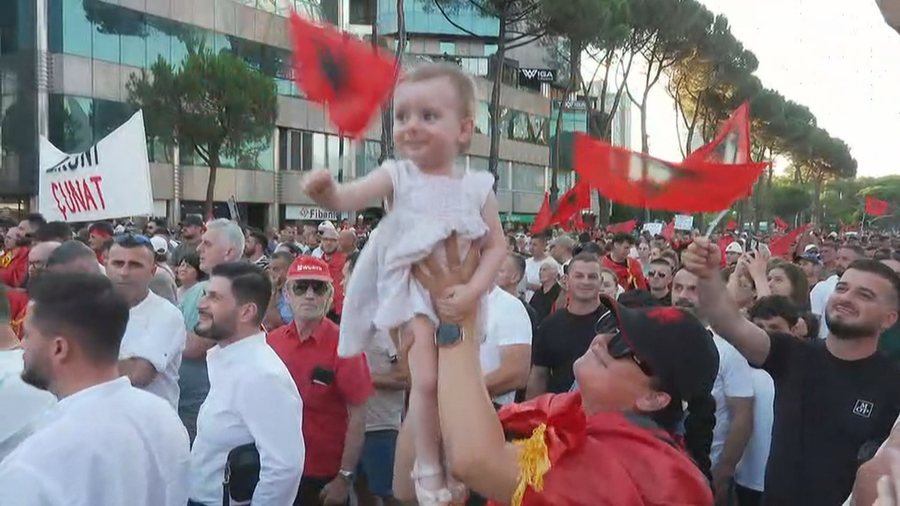 Protesta e kat&euml;rt komb&euml;tare, parada e simboleve me