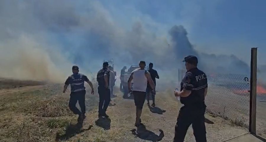 Përhapet me shpejtësi zjarri në Fier, flakët