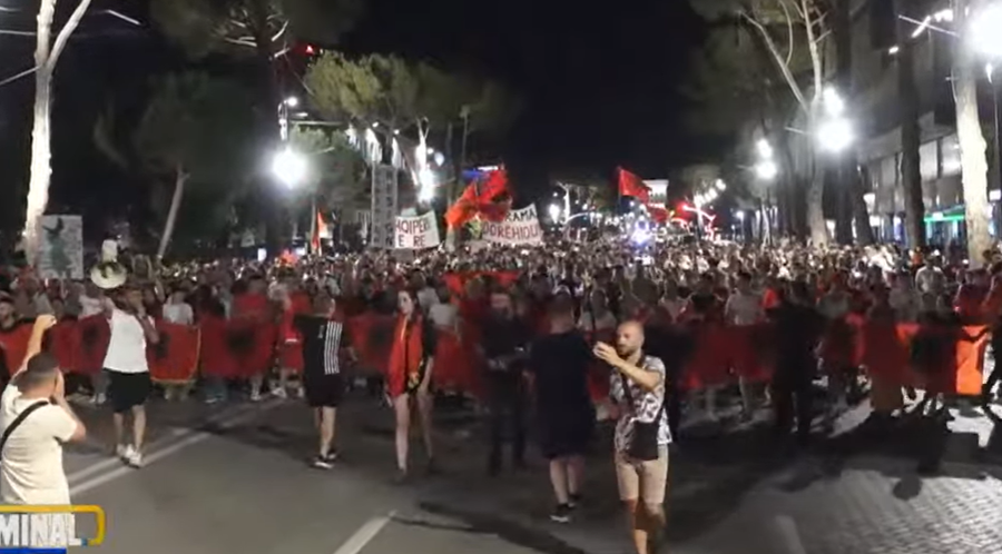 Protesta e 36-t&euml;, mij&euml;ra qytetar&euml; nisin marshimin, k&euml;rkohet