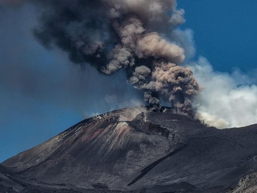 Etna shp&euml;rthen s&euml;rish, hiri mbulon Si&ccedil;ilin&euml; dhe pezullohen