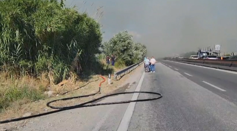 Zjarri n&euml; Shijak, vihen n&euml;n kontroll flak&euml;t. Autostrada u bllokua