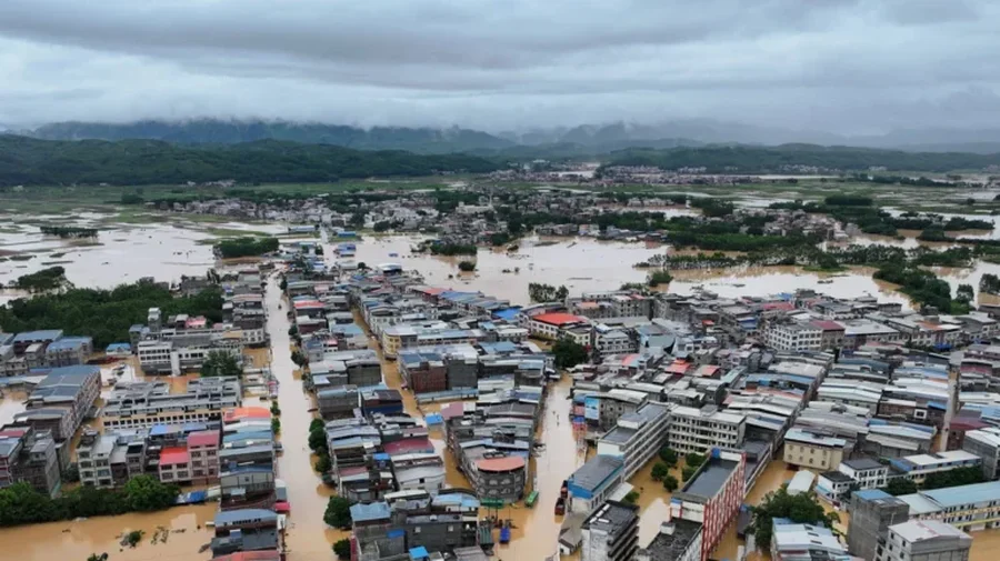 Tajfuni Maysak godet Kin&euml;n jugore, p&euml;rmbytje masive dhe mij&euml;ra