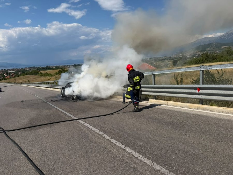 Merr flak&euml; nj&euml; automjet n&euml; aksin Qaf&euml;
