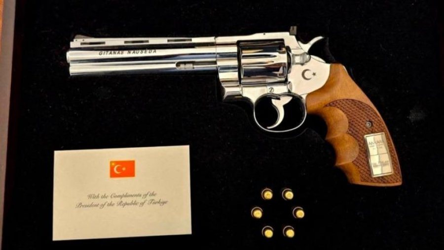 Revolveri i dhuruar nga Erdogan do t&euml; vendoset n&euml; muzeun e