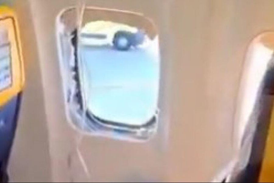 Panik n&euml; aj&euml;r n&euml; Greqi, thyhet dritarja e avionit pas defektit