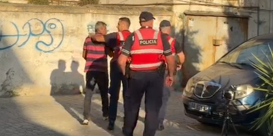 Flak&euml;t p&euml;rfshijn&euml; nj&euml; objekt n&euml; Durr&euml;s,