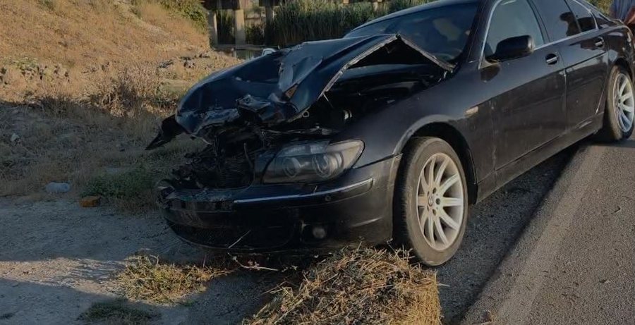 Aksident në aksin Fier-Vlorë, BMW përplaset me