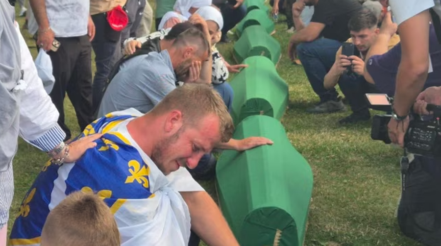 Srebrenica p&euml;rkujton viktimat n&euml; 31-vjetorin e gjenocidit
