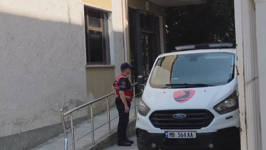Vajzat q&euml; dhunuan 17-vje&ccedil;aren dalin para gjykat&euml;s, n&euml;na e