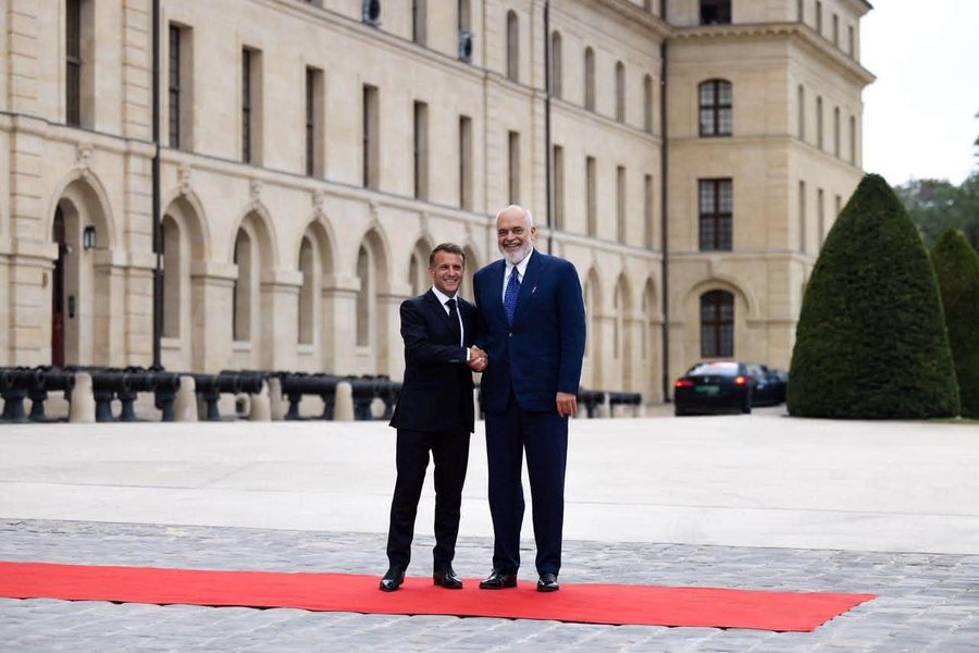 Rama në Paris me ftesë të Macron-it, merr pjesë në