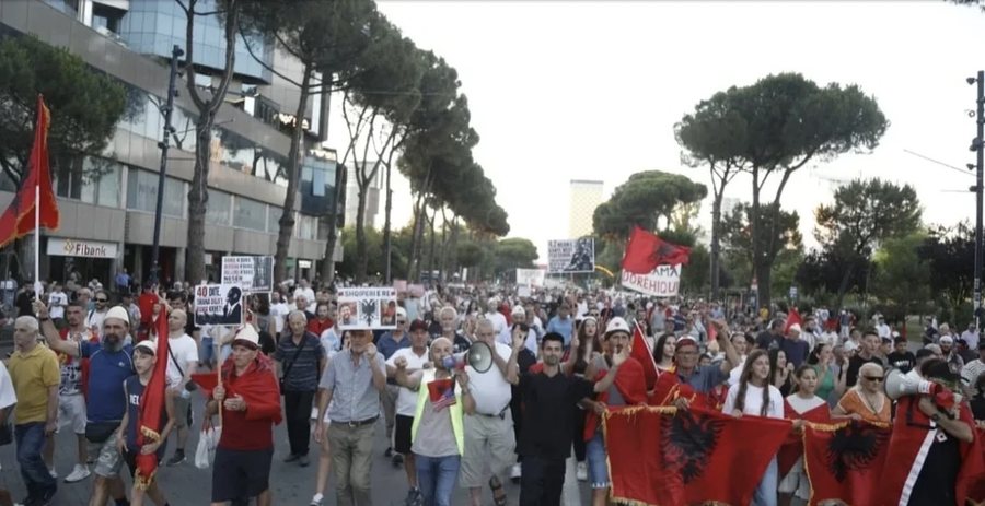Dita e 44 e protest&euml;s, thirrje p&euml;r zhvendosjen e tubimit n&euml;